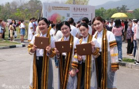 รูปภาพ : บรรยากาศแสดงความยินดีกับบัณฑิต พิธีมอบปริญญาบัตร มหาวิทยาลัยเทคโนโลยีราชมงคลล้านนา ครั้งที่ 2 ประจำปีการศึกษา 2563-2564 วันที่ 20 มี.ค. 2566