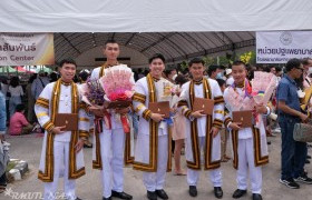 รูปภาพ : บรรยากาศแสดงความยินดีกับบัณฑิต พิธีมอบปริญญาบัตร มหาวิทยาลัยเทคโนโลยีราชมงคลล้านนา ครั้งที่ 2 ประจำปีการศึกษา 2563-2564 วันที่ 21 มี.ค. 2566