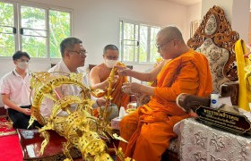 รูปภาพ : เจ้าอาวาสวัดพระธาตุดอยสะเก็ด ให้เกียรติเจิมยอดฉัตรสำหรับจัดพิธียกฉัตรมหามงคลองค์พระเจ้าทันใจ มทร.ล้านนา ดอยสะเก็ด