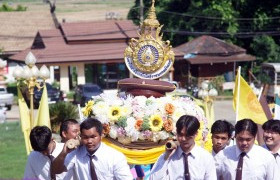 รูปภาพ : พี่ชวนน้องเดินขึ้นนมัสการพระธาตุแช่แห้งพระอารามหลวง ประจำปีการศึกษา 2566 มทร.ล้านนา น่าน