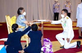 รูปภาพ : ผู้ช่วยศาสตราจารย์ยุรธร จีนา รับรับพระราชทานโล่เกียรติคุณลูกที่มีความกตัญญูกตเวทีอย่างสู่ต่อแม่