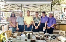 รูปภาพ : กลุ่มงานยุทธศาสตร์ SPU เข้าร่วมสังเกตุการณ์ตรวจติดตามผลการดำเนินงานภายใต้โครงการ Talent Mobility 2565 และส่งมอบผลการดำเนินงานรอบ 12 เดือน โครงการพัฒนาวัสดุจีโอพอลิเมอร์พรุนสู่ผลิตภัณฑ์กระเบื้องดูดซับน้ำแบบรวดเร็วสำหรับภาคอุตสาหกรรมเชิงพาณิชย์ของ นางสาวภาสินี ศิริประภา หัวหน้าโครงการ ณ สถานประกอบการบริษัท มีศิลป์เซรามิค จำกัด 