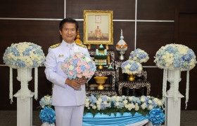 รูปภาพ : พระเจ้าวรวงศ์เธอ พระองค์เจ้าสิริภาจุฑาภรณ์ ทรงพระกรุณาประทานแจกันดอกไม้ ให้แก่รักษาราชการแทนอธิการบดี เนื่องในโอกาสที่สภามหาวิทยาลัยเทคโนโลยีราชมงคลล้านนา มีมติให้ดำรงตำแหน่งรักษาราชการแทนอธิการบดี