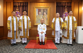 รูปภาพ : พระบาทสมเด็จพระเจ้าอยู่หัว ทรงพระกรุณาโปรดเกล้าโปรดกระหม่อมให้ องคมนตรี เป็นผู้แทนพระองค์ ไปมอบปริญญาบัตรแก่ผู้สำเร็จการศึกษาจากมหาวิทยาลัยเทคโนโลยีราชมงคลล้านนา ประจำปีการศึกษา 2566