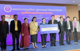 รูปภาพ : มทร.ล้านนา รับมอบถุงยังชีพและที่นอนยางพาราจากรัฐมนตรี อว. เพื่อส่งมอบพี่น้องผู้ประสบอุกภัยน่าน