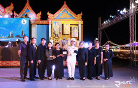 รูปภาพ : มทร.ล้านนา ตาก ผนึกกำลัง 2 ชุมชน ผงาดรักษาแชมป์ คว้าถ้วยพระราชทานพระบาทสมเด็จพระเจ้าอยู่หัว การแข่งขันลอยกระทงสายไหลประทีป 1000 ดวง 2 สมัยซ้อน 