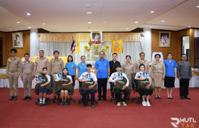 รูปภาพ : นักเรียนทุนพระราชทานฯ ซาบซึ้งในพระมหากรุณาธิคุณ รับมอบสิ่งของพระราชทาน มูลนิธิราชประชานุเคราะห์ ในพระบรมราชูปถัมภ์