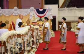 รูปภาพ :         พระบาทสมเด็จพระเจ้าอยู่หัว ทรงพระกรุณาโปรดเกล้าโปรดกระหม่อมให้ องคมนตรี เป็นผู้แทนพระองค์ ไปมอบปริญญาบัตรแก่ผู้สำเร็จการศึกษาจากมหาวิทยาลัยเทคโนโลยีราชมงคลล้านนา ประจำปีการศึกษา 2567