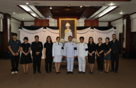 รูปภาพ : บุคลากรกองประชาสัมพันธ์ มทร.ล้านนา ร่วมพิธีถวายความอาลัย สมเด็จพระเจ้าลูกเธอ เจ้าฟ้าพัชรกิติยาภาฯ พร้อมปฏิบัติภารกิจสื่อสารองค์กรและบันทึกเหตุการณ์สำคัญของมหาวิทยาลัย