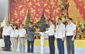 รูปภาพ : อาจารย์ ดร.(กิตติมศักดิ์) ธงชัย ศรีสุขประเสริฐ มอบพระบรมรูปหล่อสำริด รัชกาลที่ 9 เป็นอนุสรณ์แห่งพระมหากรุณาธิคุณ แก่ คณะศิลปกรรมและสถาปัตยกรรมศาสตร์ มทร.ล้านนา