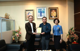 รูปภาพ : ผศ.ยุรธร จีนา มอบโล่รางวัล “ หม่อมงามจิตต์ บุรฉัตร บุคคลสำคัญของโลก” แก่ มทร.ล้านนา
